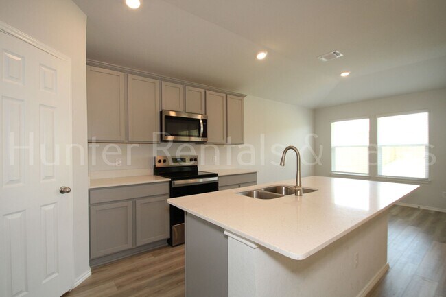 Building Photo - Spacious Open-Concept 3 Bedroom Home with Split Floor Plan