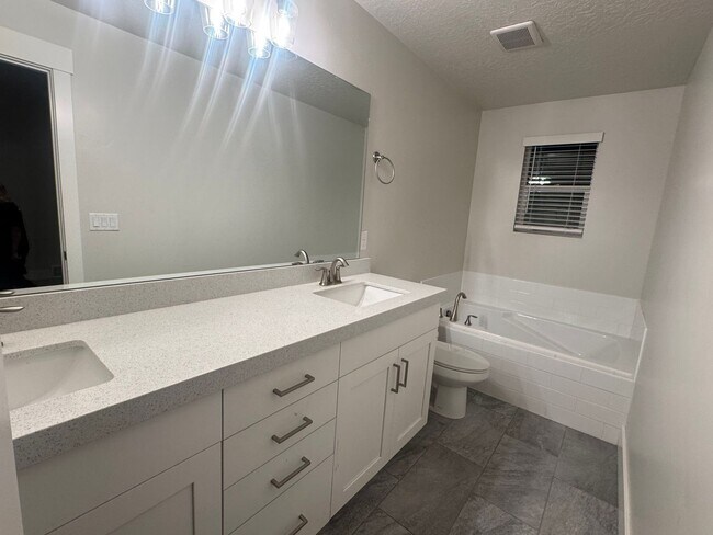 Building Photo - Beautiful Traverse Mtn. Townhome for rent!