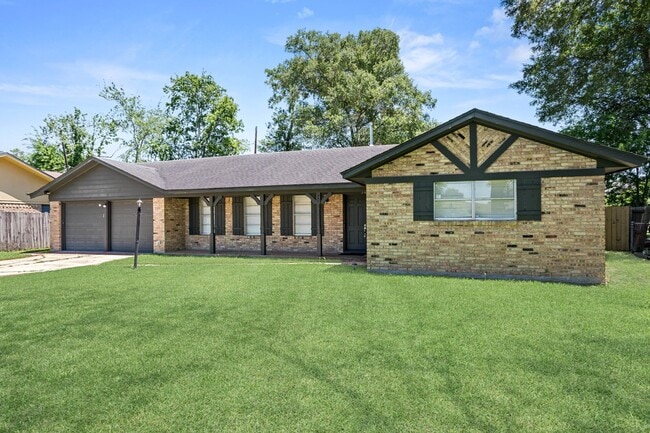 Building Photo - 340 Maxwell Dr