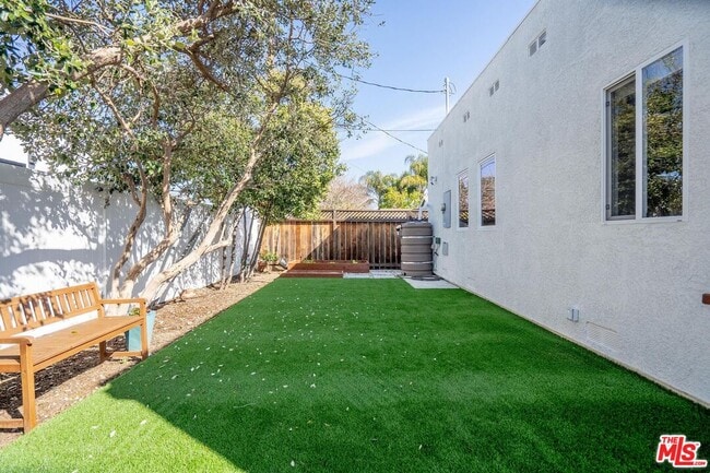 Building Photo - 5705 Jamieson Ave