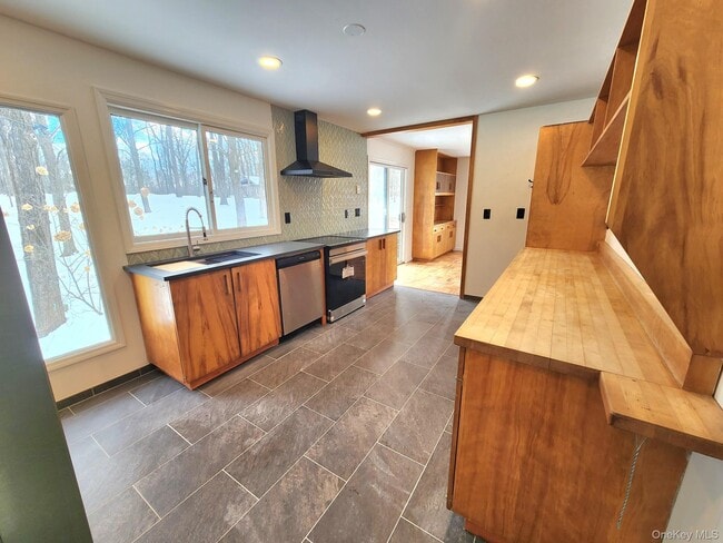 Building Photo - 568 River Rd