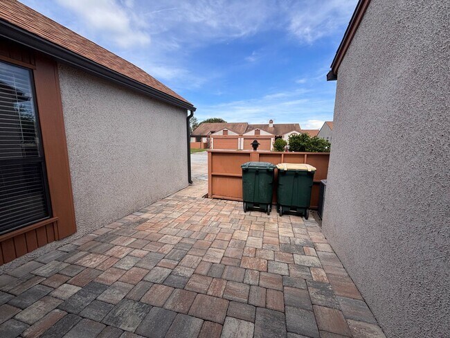 Building Photo - 2 Bed 2 Bath Luxury Waterfront Townhome with Screened Lanai & Garage!
