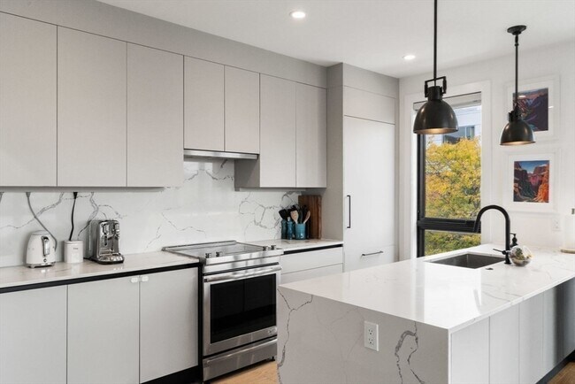 Building Photo - 75 W Broadway