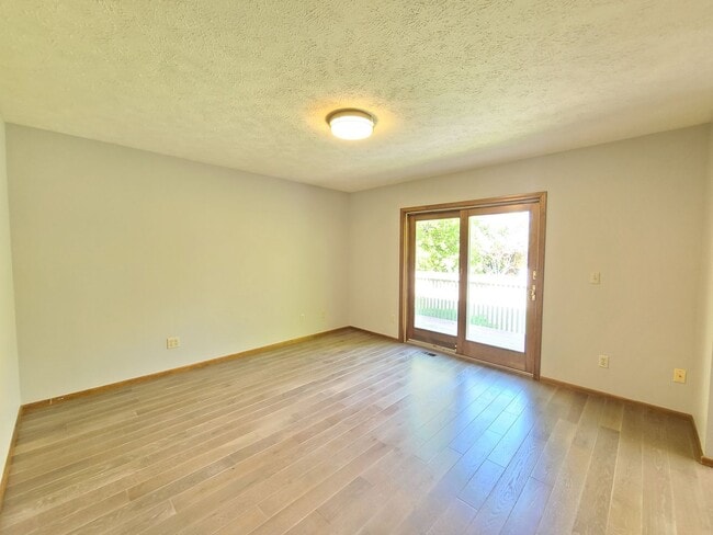 Building Photo - $3,400- 5 Bed / 3 Bath Beautiful Home in Upper South Hill