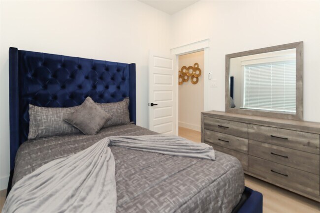 Building Photo - 4902 Higgins St