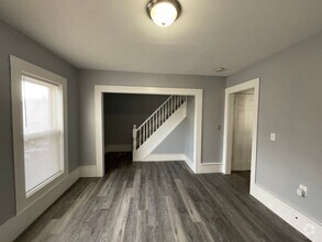 Building Photo - Second floor 4 Bedroom 1 Bathroom Two Stor...