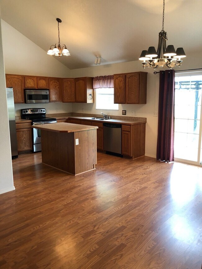 Building Photo - 2521 Stratford Ln