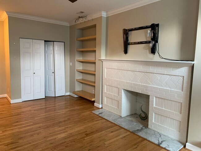 Building Photo - 5635 Waterman Blvd