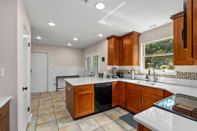 Building Photo - 3 Bedroom/2.5 Bath Northwest Park Subdivision