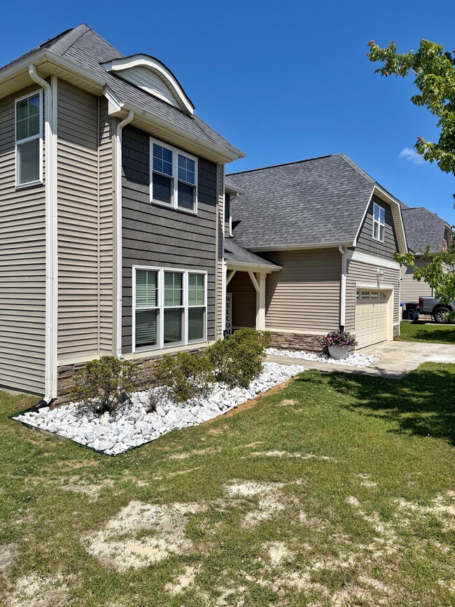 Building Photo - 703 Stagecoach Dr