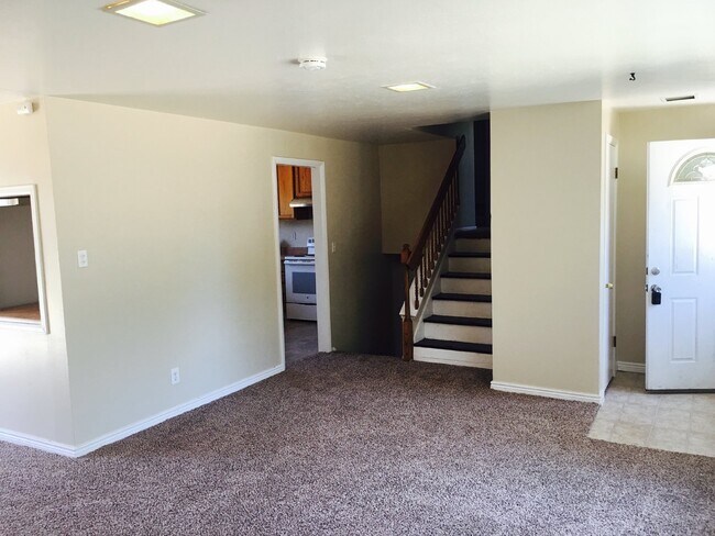 Building Photo - Spacious 4BR/2BA Home with HUGE Yard! AVAI...