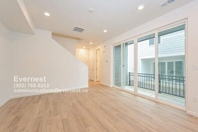 Building Photo - Spacious and Stylish Townhome with Prime L...