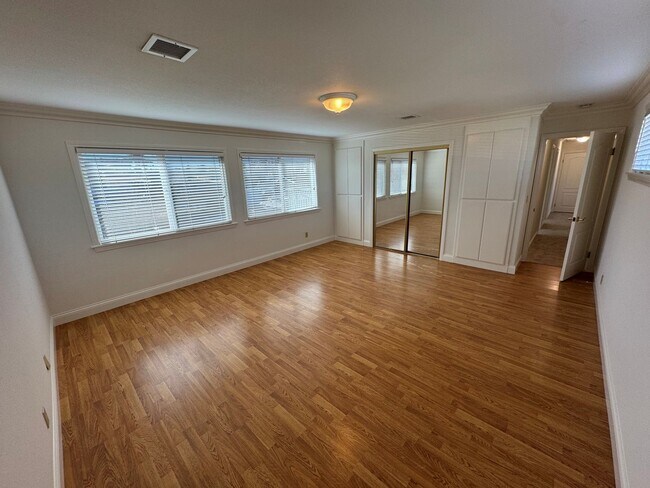 Building Photo - Spacious East Ventura Home- Many Interior Upgrades and Large Backyard!