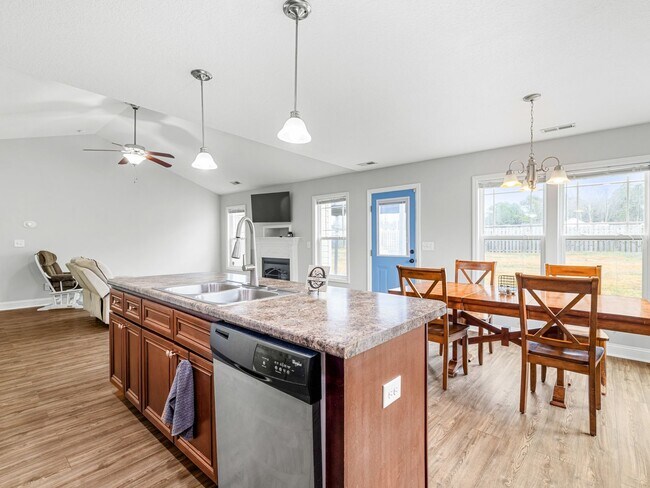 Building Photo - Beautiful Home Close to MCAS New River Air Station