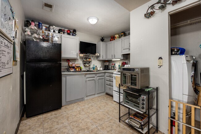 Building Photo - 2321 SW 31st Pl