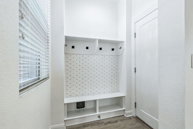 Building Photo - 6619 Mariposa Ct