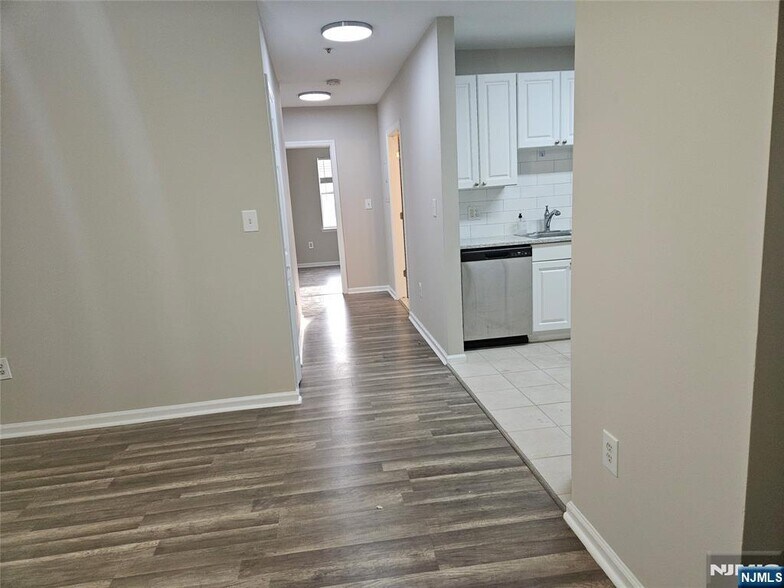 Building Photo - 905 River Rd