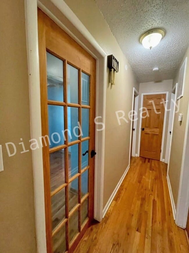 Building Photo - South Springfield 3 Bedroom Home Available Soon!