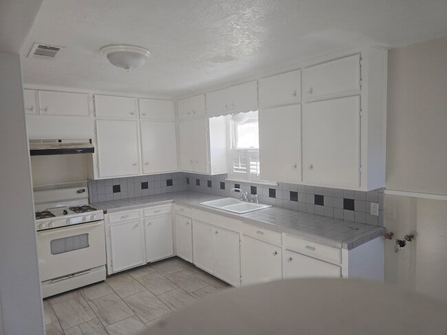 Building Photo - 1795 Euclid St