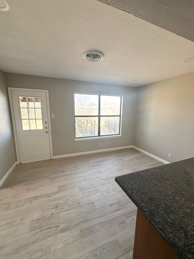 Building Photo - 3 Bedroom 2 Bathroom Available ASAP!