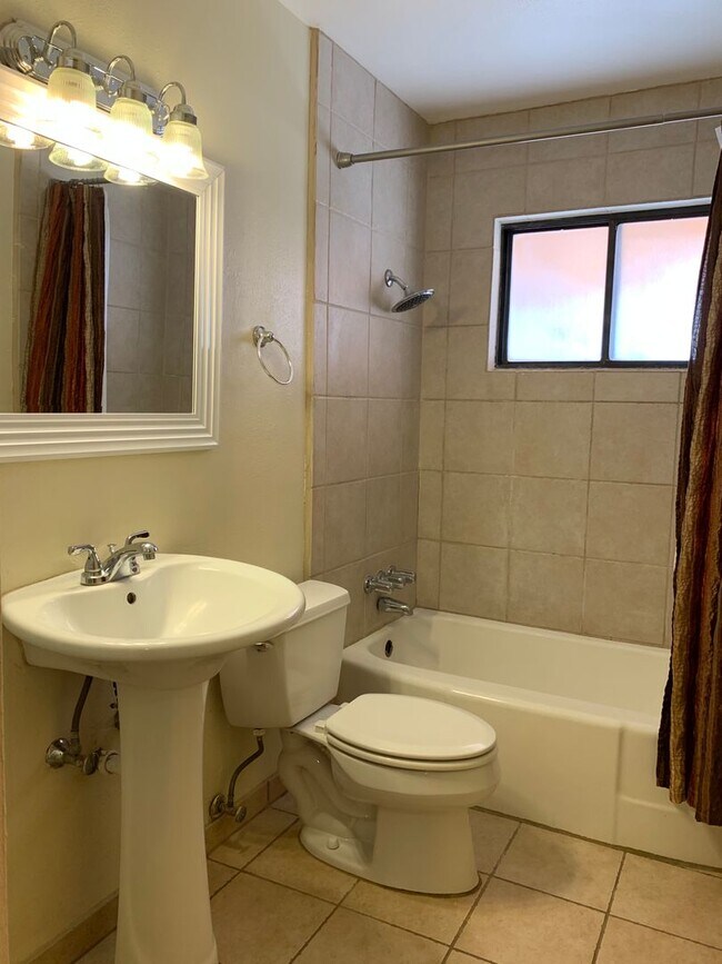 Building Photo - Splendid 4 Bedroom, 1.5 Bath Home Near Kirtland AFB! Available Now!