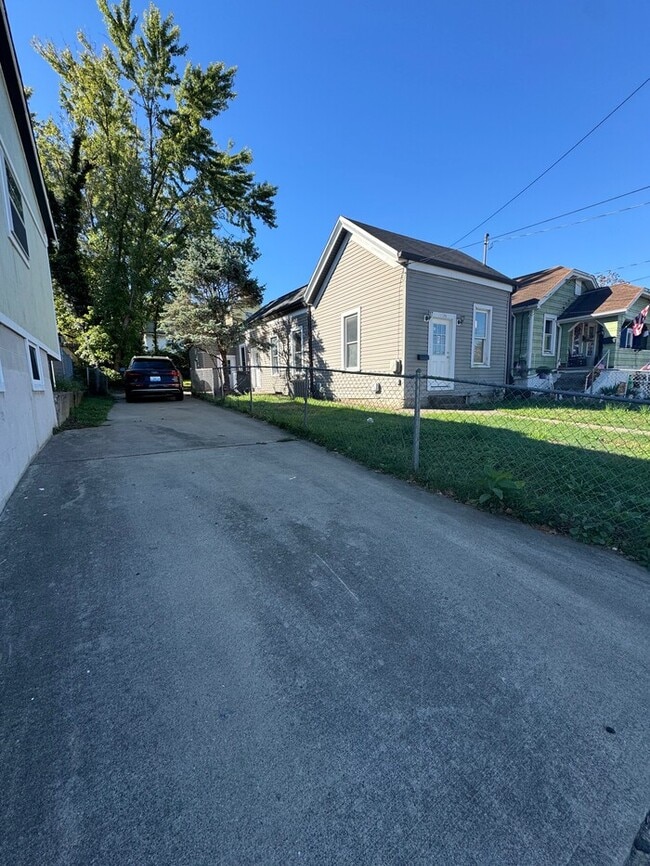 Building Photo - Charming 2-Bedroom Single-Family Home for Rent in Dayton, KY – Pet Friendly!