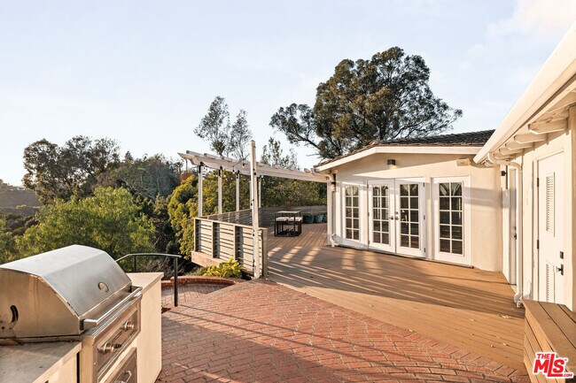 Building Photo - 12417 Mulholland Dr