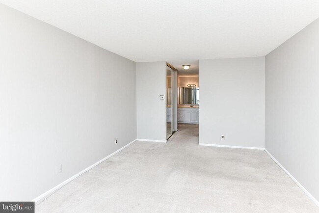 Building Photo - 205 Yoakum Pkwy