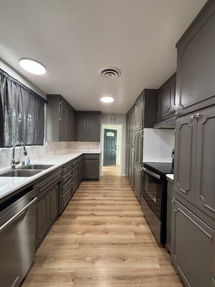Building Photo - 2401 Rio Vista Dr
