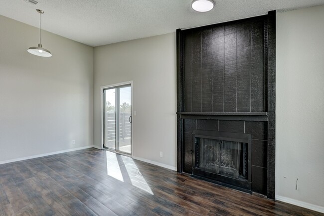 Building Photo - Home Like Living at Apartment Prices