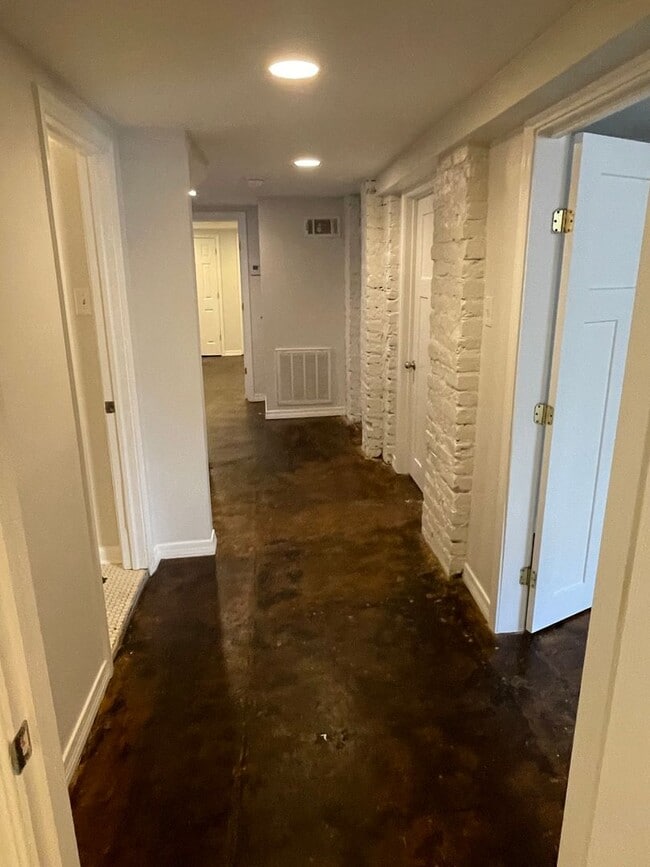 Building Photo - 3115-3115 Constance St