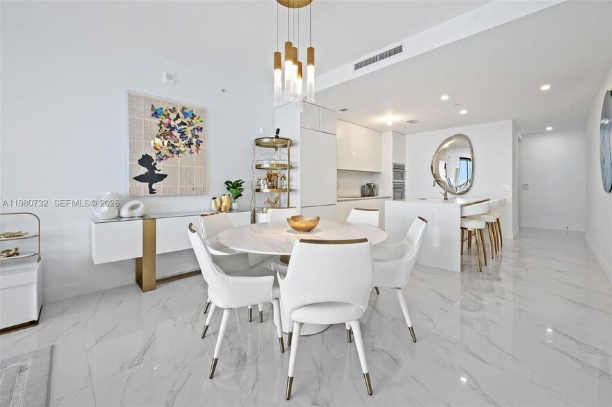 Building Photo - 700 NE 24th St