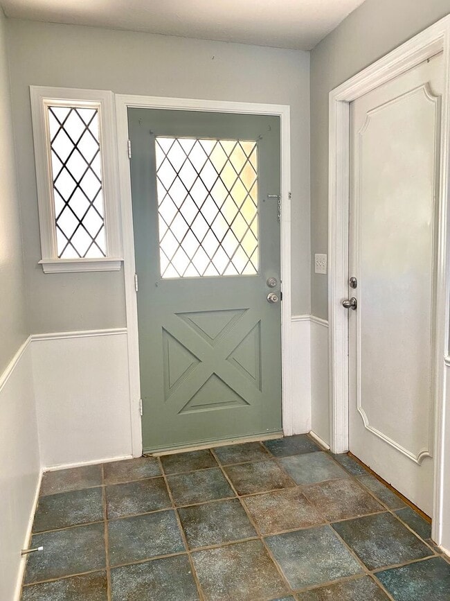 Building Photo - Large 2 Bed 2 Bath off NW 63rd & N. Villa ...