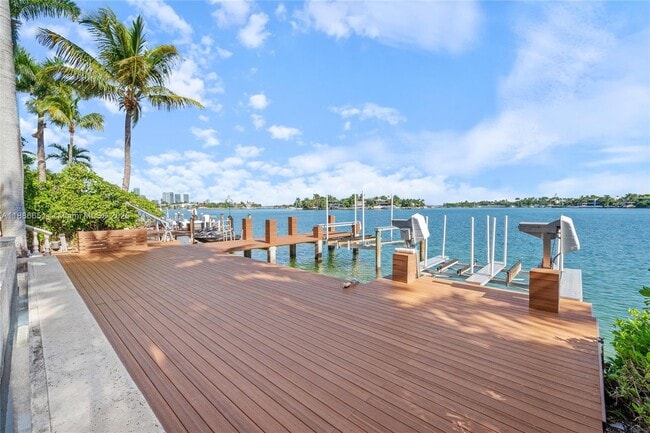 Building Photo - 305 N Hibiscus Dr