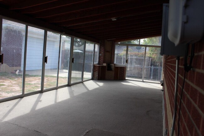 Building Photo - Stunning 3 bedroom/ 1 3/4 bath Ranch in Ha...