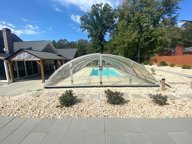 Building Photo - 4 Bedroom! Private Pool!