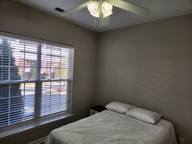 Building Photo - 3 Bedroom 2 Bathroom Condo in Belle Vista Gated Community