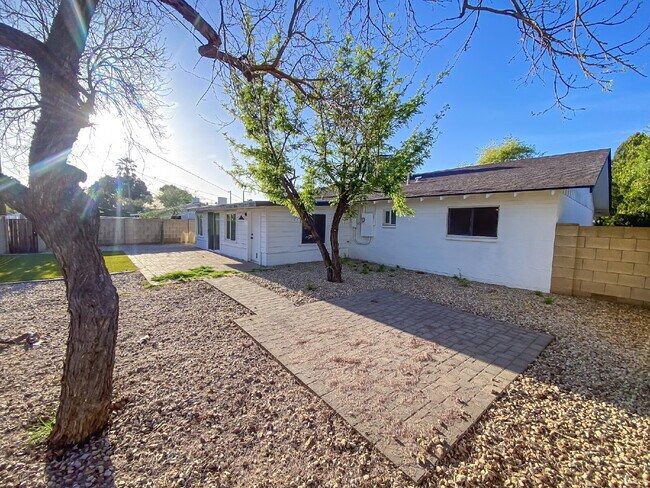 Building Photo - 21 E Alameda Dr