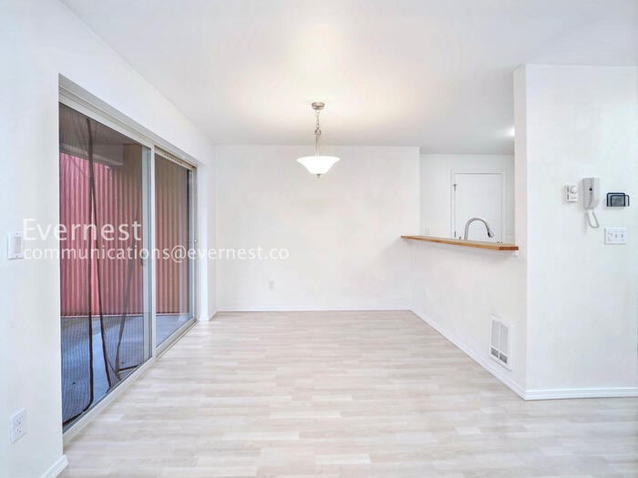 Building Photo - 9520 1st Ave NE