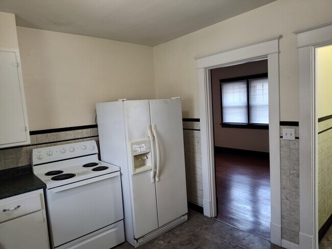 Building Photo - 5423 Rolston Ave