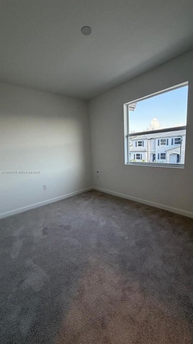 Building Photo - 1077 SE 2nd St