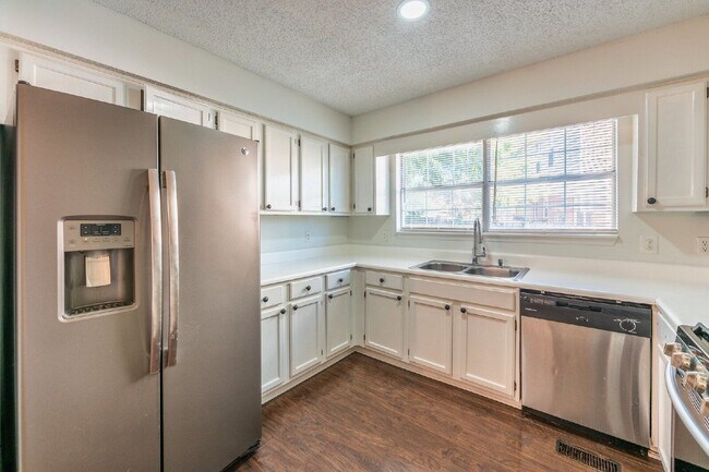 Building Photo - 348 N Birchwood Dr