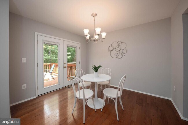 Building Photo - 1025 Commanders Way N
