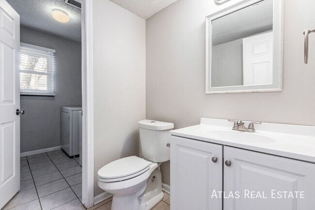 Building Photo - 1009 NE 99th St