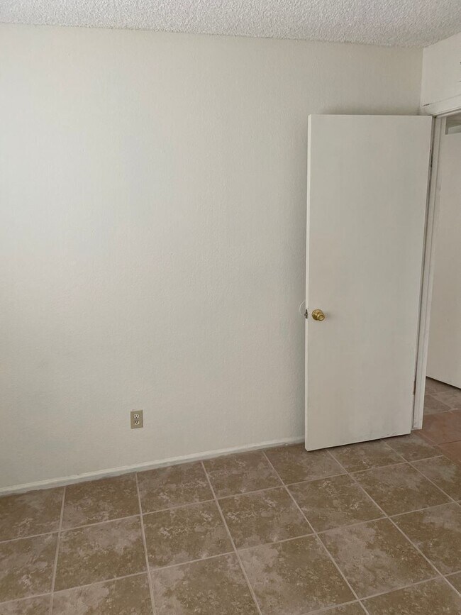 Building Photo - Charming 3 bed 2 bath single level home with RV Gate