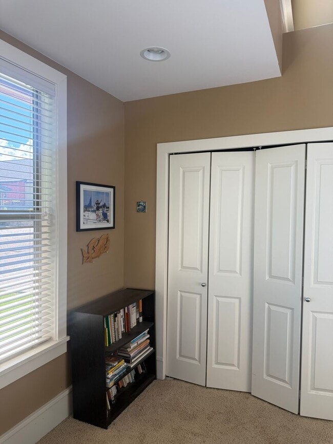 Building Photo - Rare Find- Home for Rent in the Knolls Community