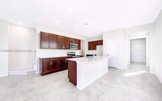 Building Photo - 2163 Appleton Cir S