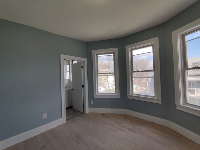 Building Photo - Brand New Unit, Central Heat, AC, In-Unit ...