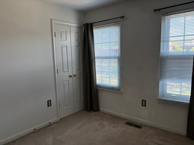 Building Photo - Charming townhouse on Metro bus line, shor...