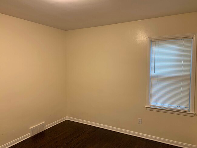 Building Photo - 17241 Shaftsbury Ave